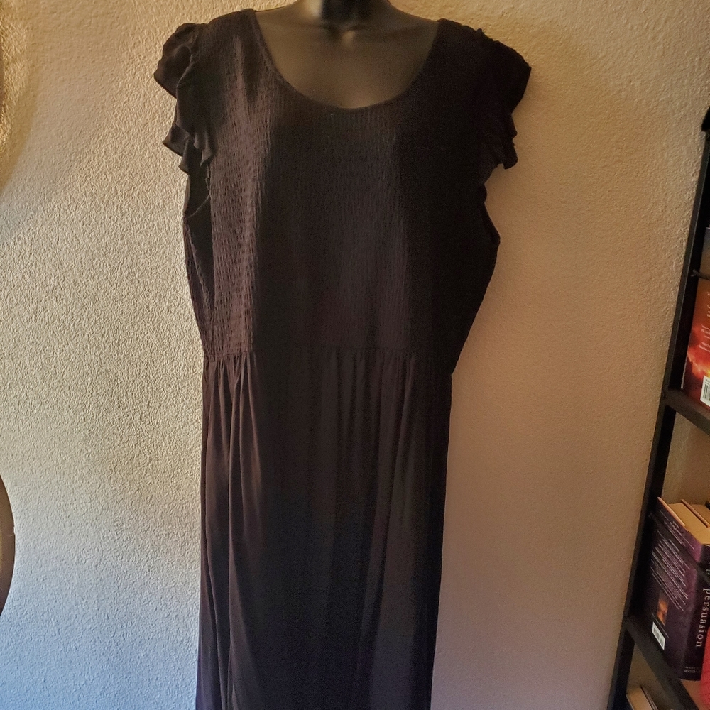 Avenue 22/24 black sleeveless ruffle dress